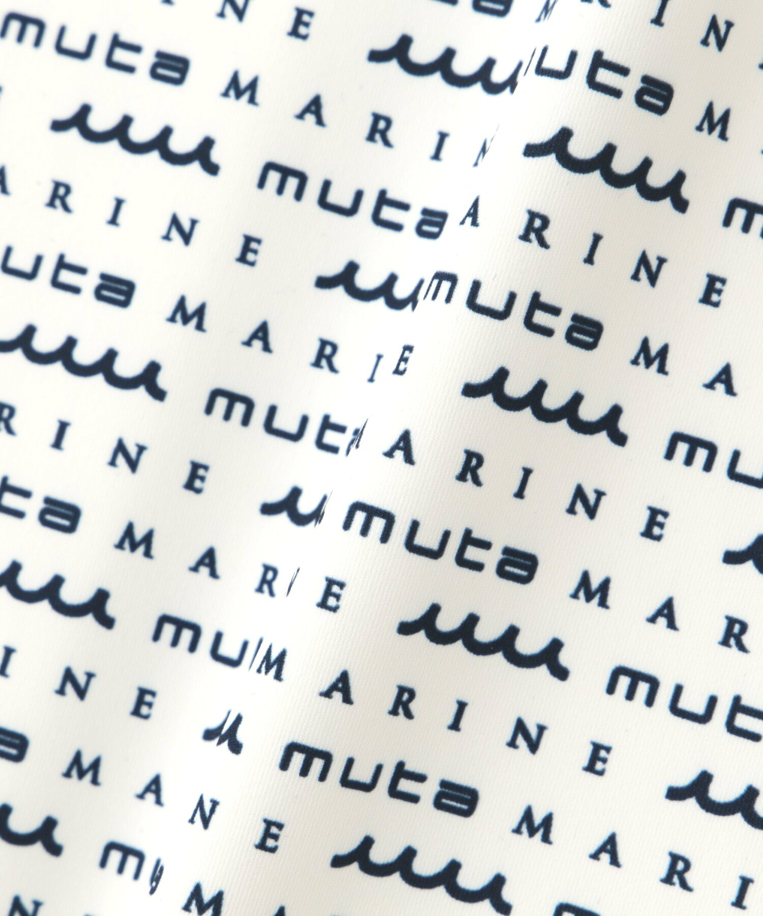 muta MARINE/ムータ マリン/ロゴ総柄モックネックTシャツ